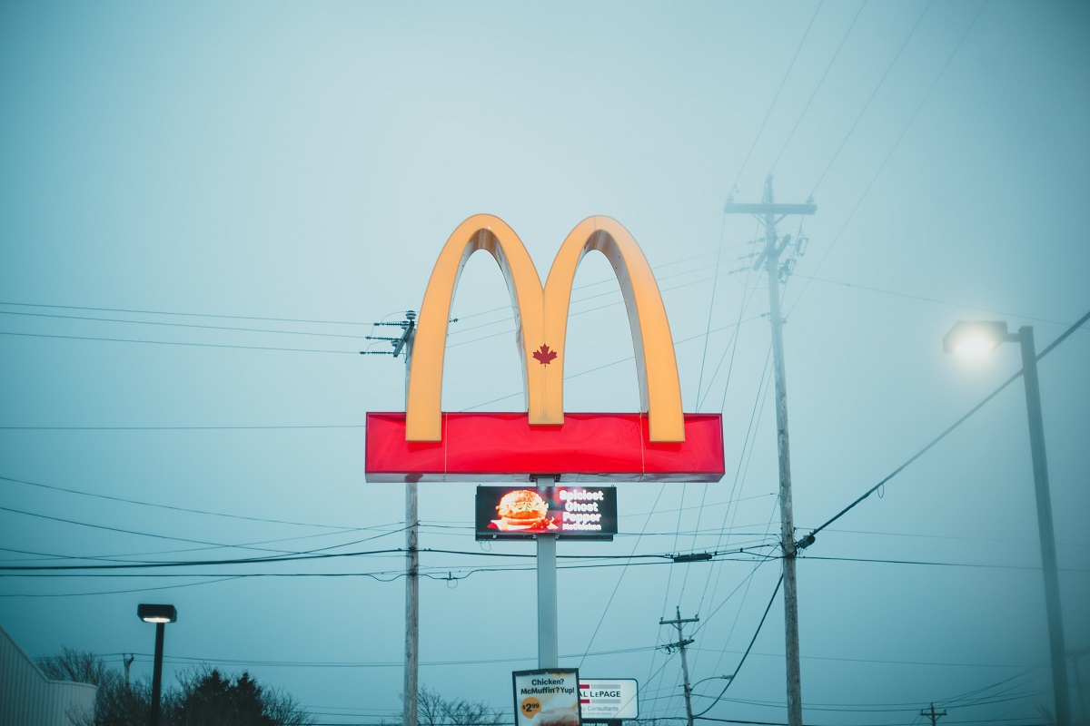 McDonald's: Tipos de logotipo Logotipo do McDonald's em placa no meio de uma via