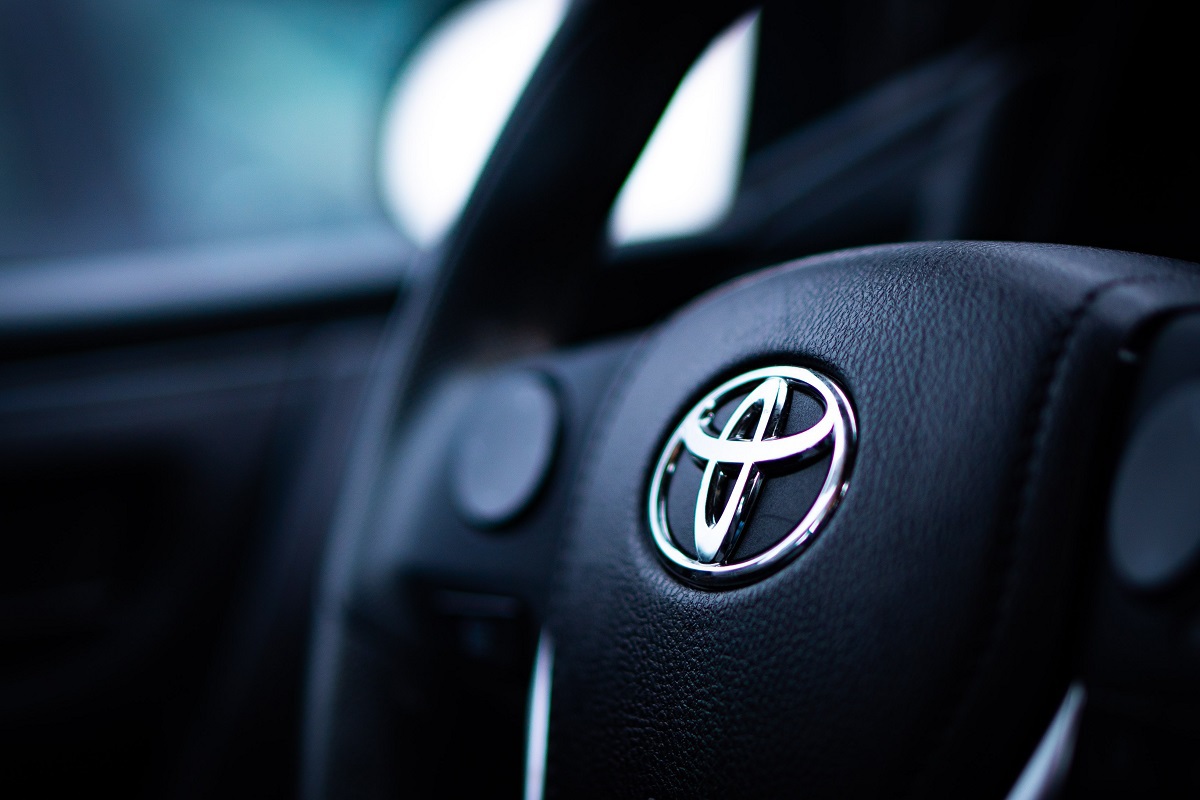 Logotipo da Toyota em volante de carro da marca