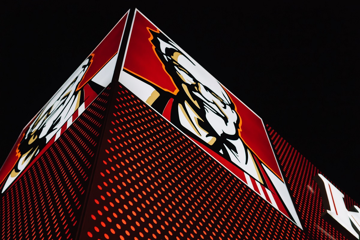Logotipo KFC em fachada de empresa