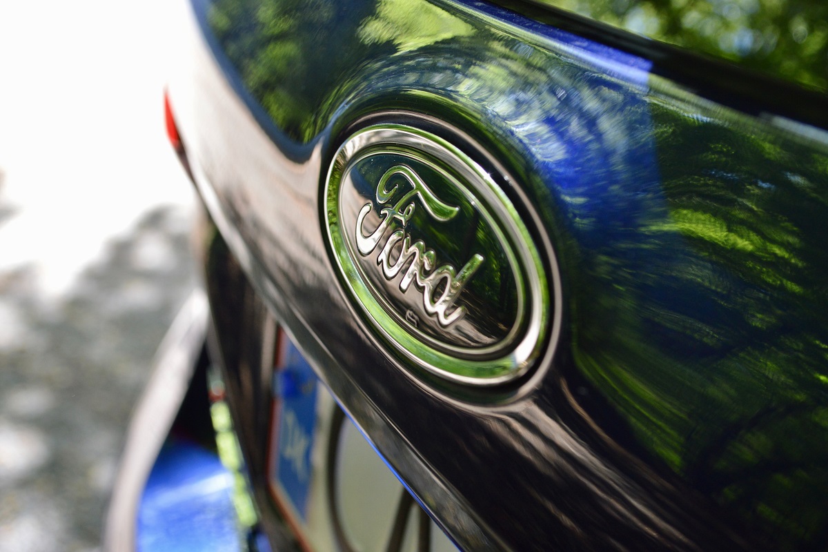 Logotipo da Ford em tampa traseira de carro