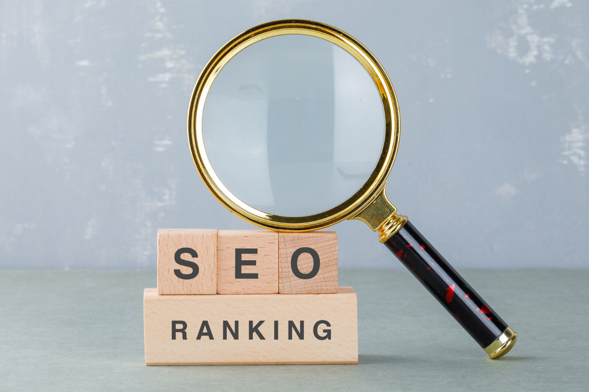 Lupa: verdades sobre SEO Lupa sobre blocos de madeira formando frase SEO ranking em superfície cinza