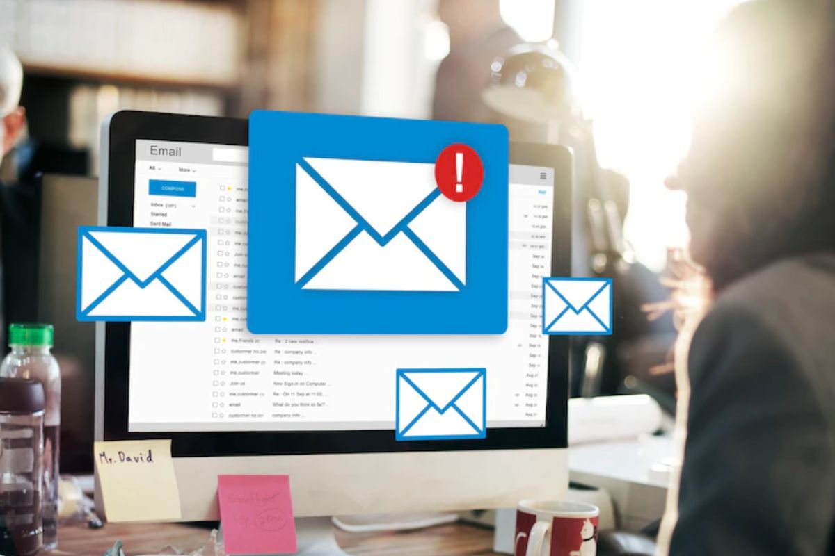 monitor: analista de e-mail marketing monitor com várias caixas de e-mail saindo da tela