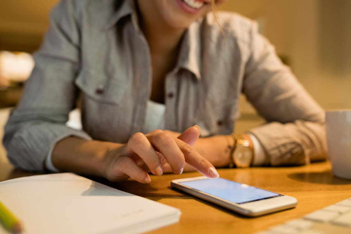 mulher usando o celular: aplicativos de organização mulher sentada, usando o celular