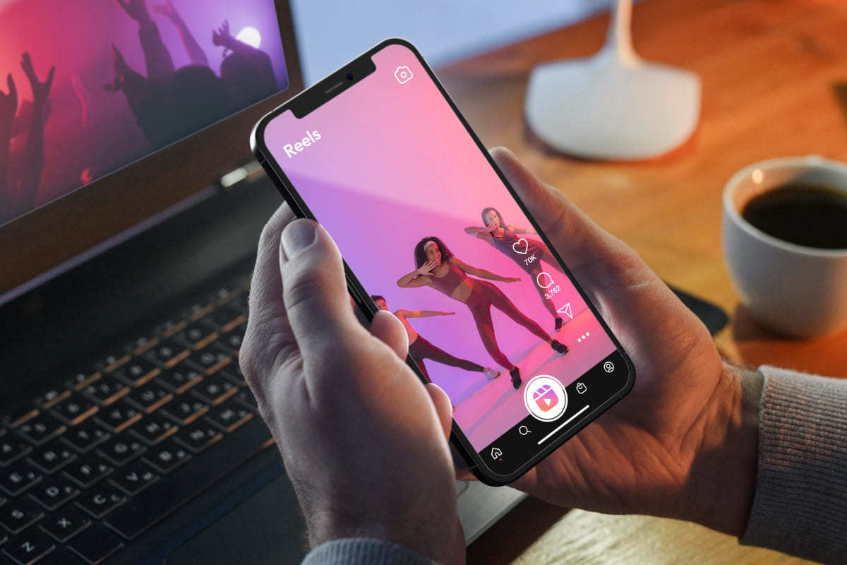 pessoa usando o celular para assistir vídeo