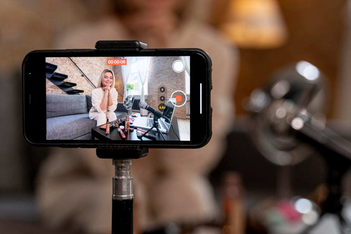 pessoa gravando vídeo com a ajuda de um celular
