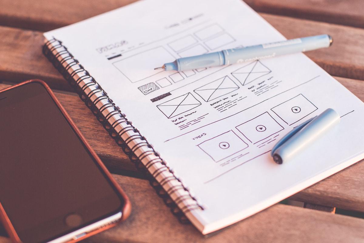 caderno com um layout de site desenhado