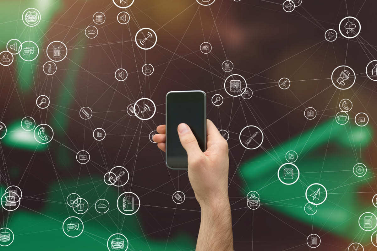 homem usando celular: atribuição multicanal homem usando o celular