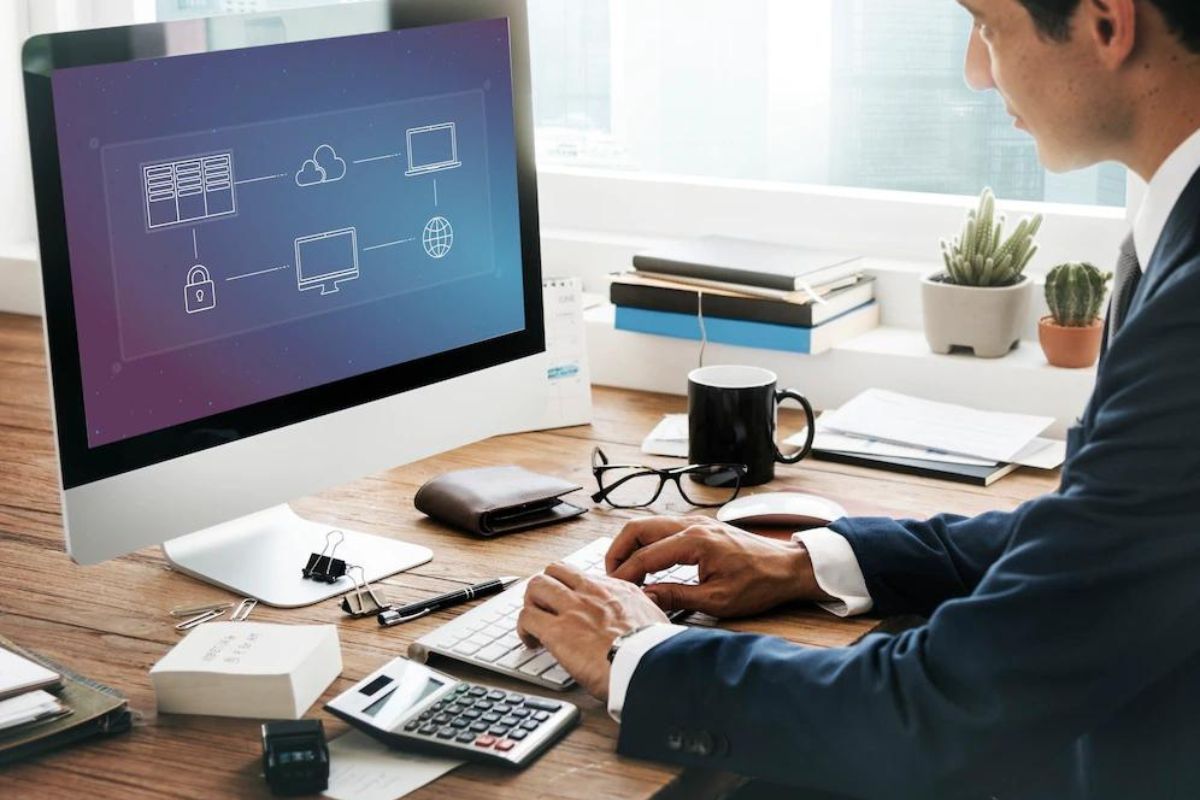 dados: banco de dados homem trabalhando em banco de dados no seu computador