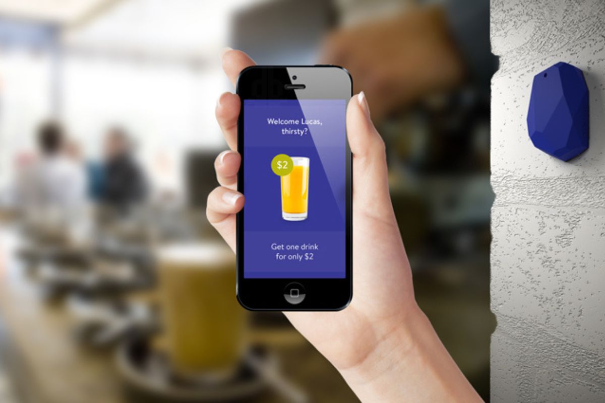 Propaganda em um smartphone: Beacon Beacon: A imagem mostra uma pessoa mostrando uma propaganda em um smartphone