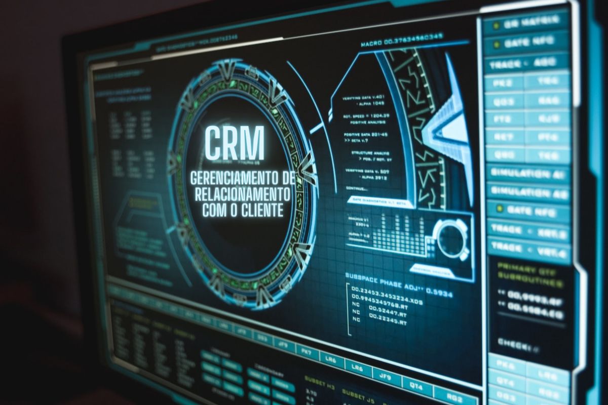 Tela de computador: Como escolher CRM Como escolher CRM: A imagem mostra a tela de um computador onde tem - se escrito CRM Gerenciamento de Relacionamento com o cliente.