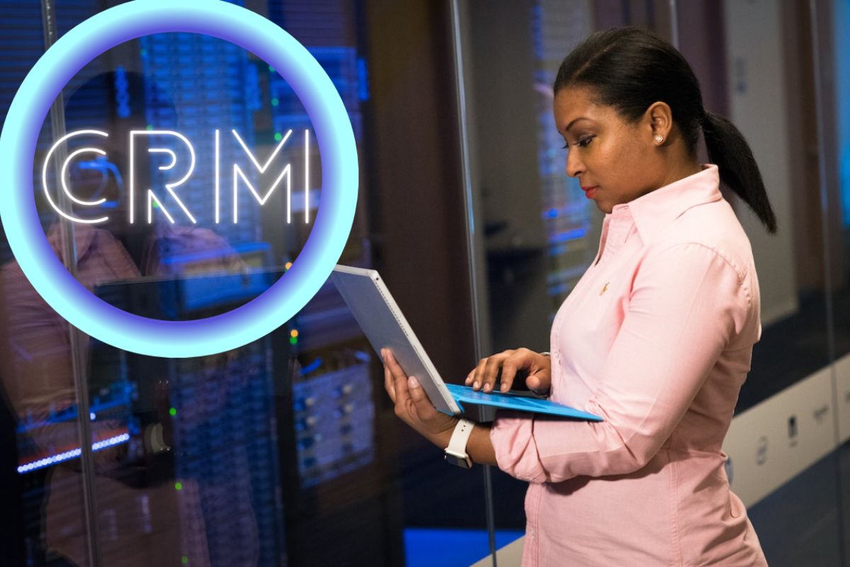 Mulher com computador em mãos: Como escolher CRM Como escolher CRM: A imagem mostra uma mulher em frente a um servidor de dados.