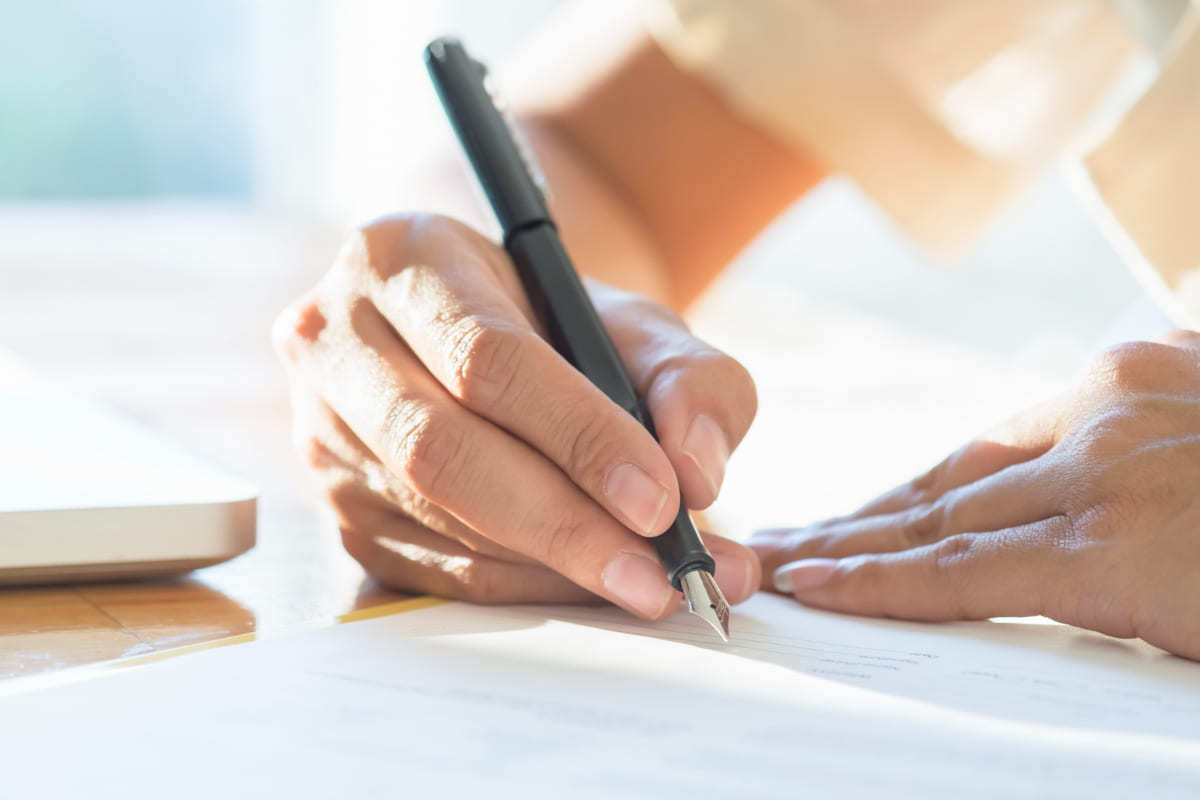 pessoa escrevendo: como escrever bem pessoa escrevendo