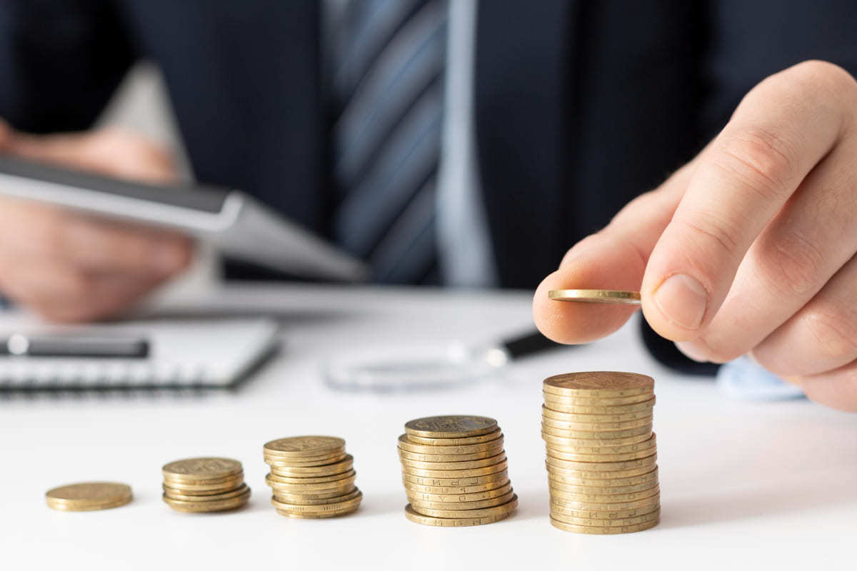 gráfico com moedas: como monetizar aplicativo homem criando um gráfico de colunas com moedas