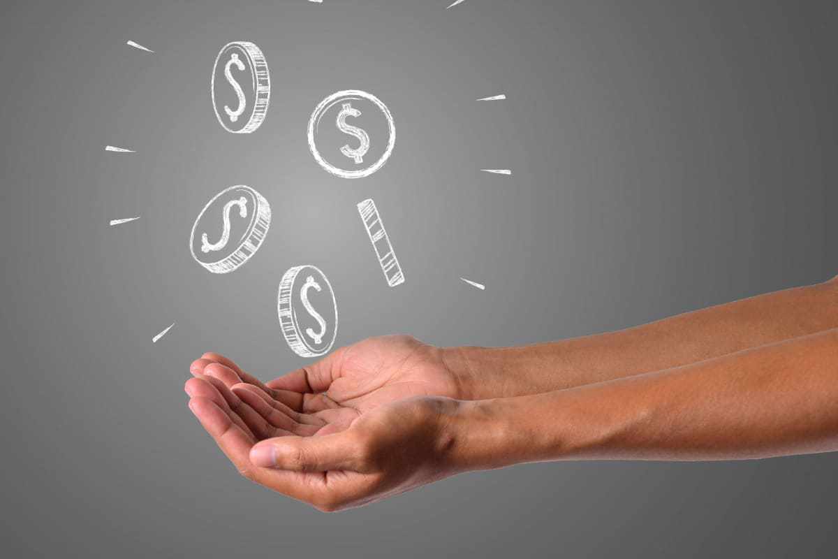 moedas: como monetizar aplicativo homem com mão aberta e em cima dela, várias ilustrações de moedas
