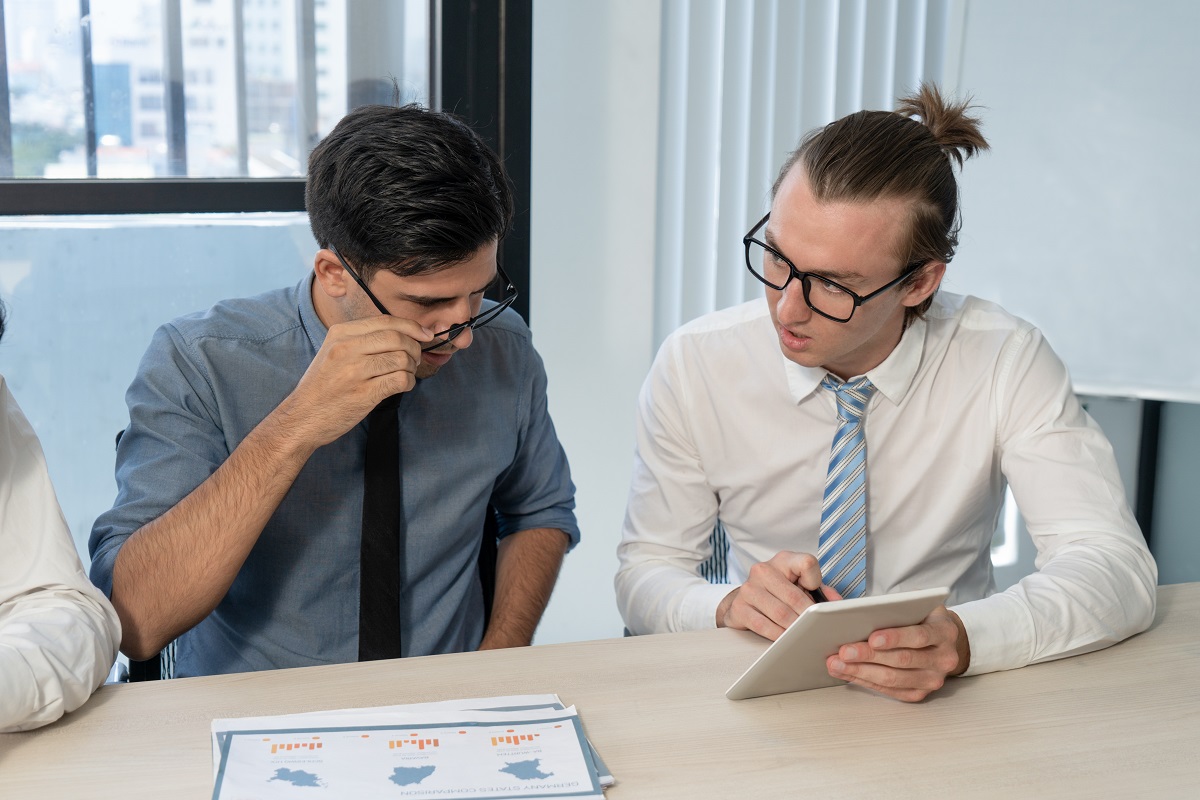 Consultores de vendas: A imagem mostra dois homens conversando, sendo que um deles é um consultor de vendas que está apresentando seu produto. 