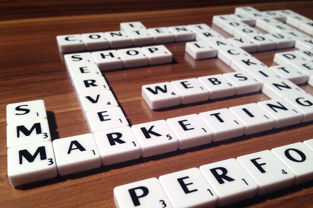 Dominó do marketing digital: Conteúdo baseado em dados Conteúdo baseado em dados: A imagem mostra alguns dominós mostrando palavras sobre o marketing digital