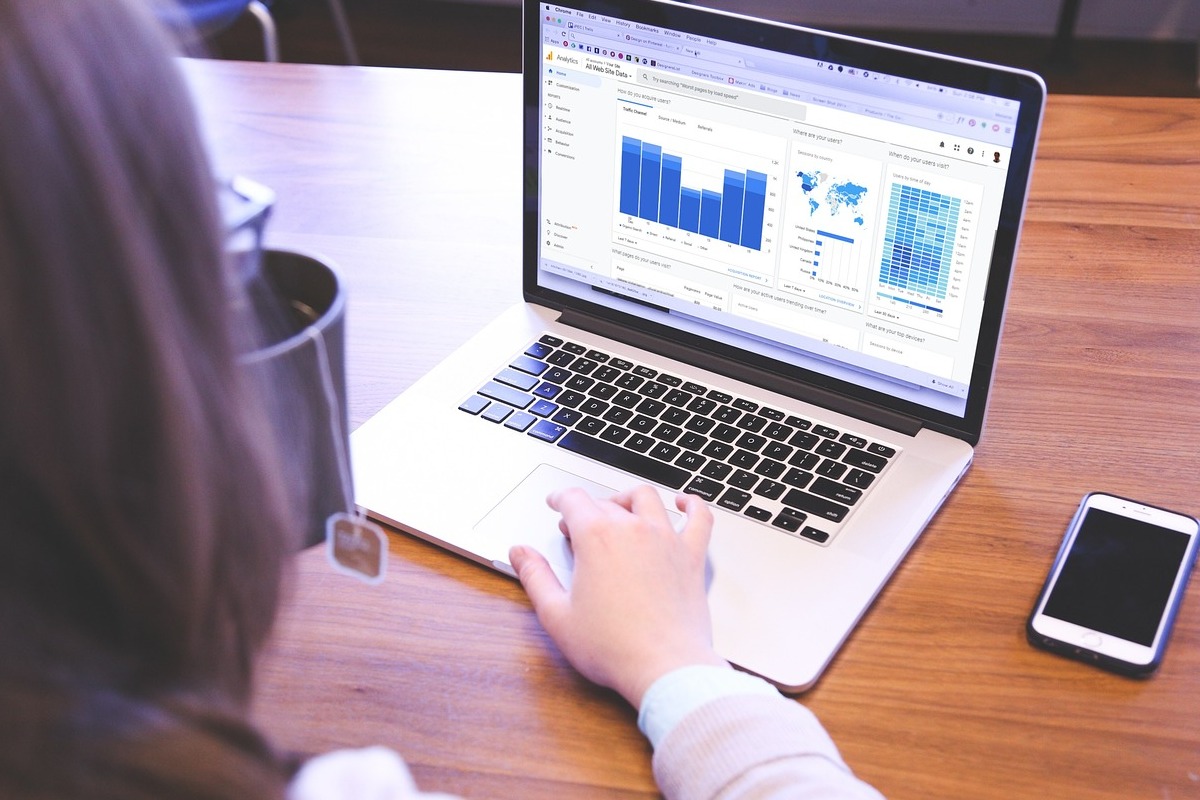 Mulher analisando dados: Conteúdo baseado em dados Conteúdo baseados em dados: A imagem mostra uma mulher analisando gráficos sobre uma estratégia de conteúdo.