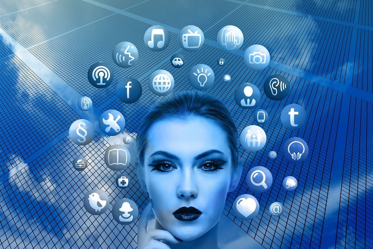 Mulher representando a inteligência artificial: Conteúdo baseado em dados Conteúdo baseado em dados: A imagem é um rosto de uma mulher jovem e sobre ela estão alguns símbolos encontrados dentro da internet. A imagem representa a inteligência artificial