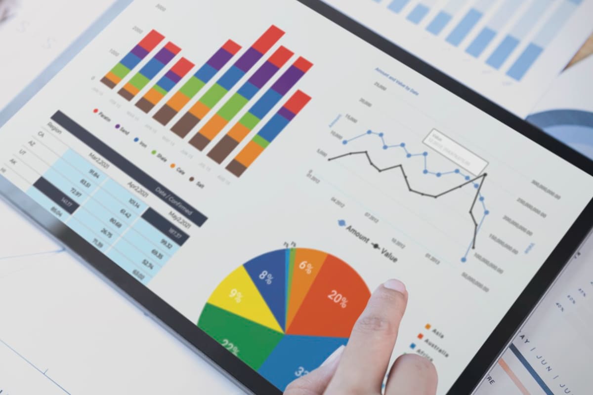 Pessoa analisando dados em um tablet: Criar uma bio nas redes sociais Criar uma bio nas redes sociais: A imagem mostra uma pessoa analisando dados em um tablet.