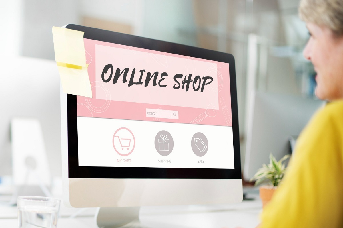 compras online: descrição de produto mulher usando o desktop para fazer compras online
