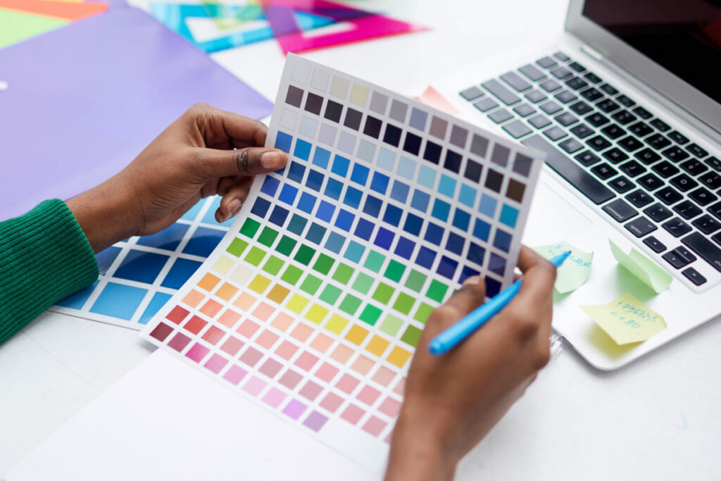 Design emocional: Uma pessoa segurando uma paleta de cores 