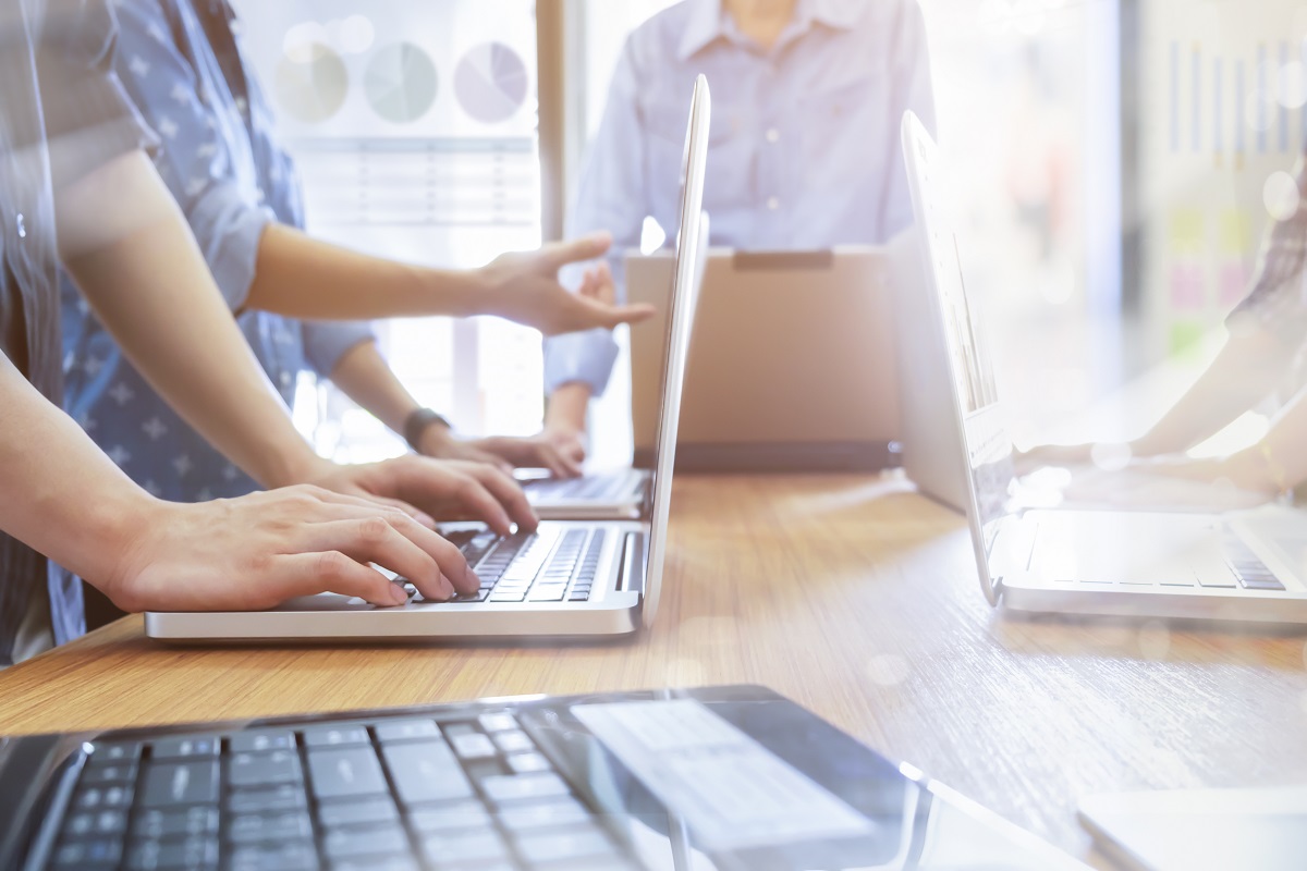 Pessoas em uma agência de marketing: Empresa de marketing de conteúdo Empresa de marketing de conteúdo: A imagem mostra pessoa trabalhando em uma agência de marketing.