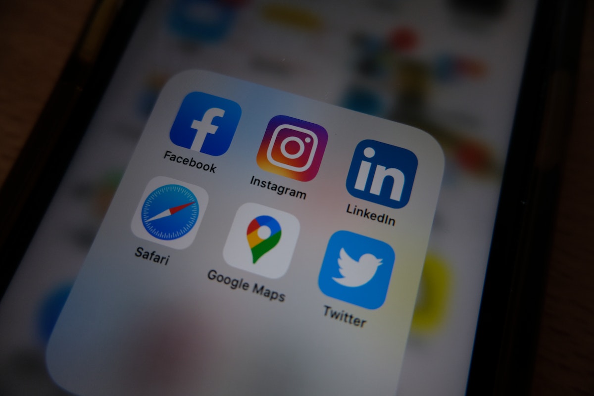 Aplicativos do Iphone: Estratégia visual para redes sociais Estratégia visual para redes socias: A imagem mostra a tela de aplicativos de um Iphone.