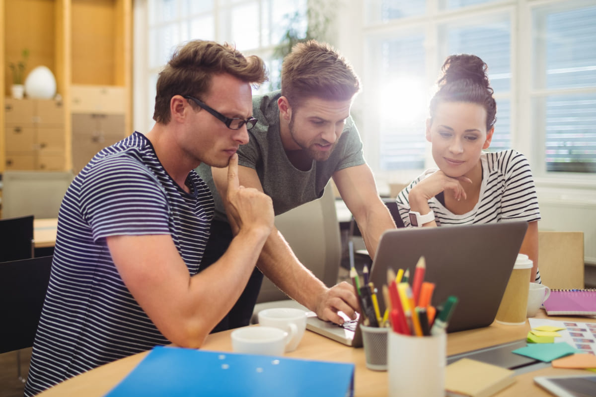 Publicitários: fazer propaganda Fazer propaganda: A imagem mostra três publicitários fazendo uma campanha.
