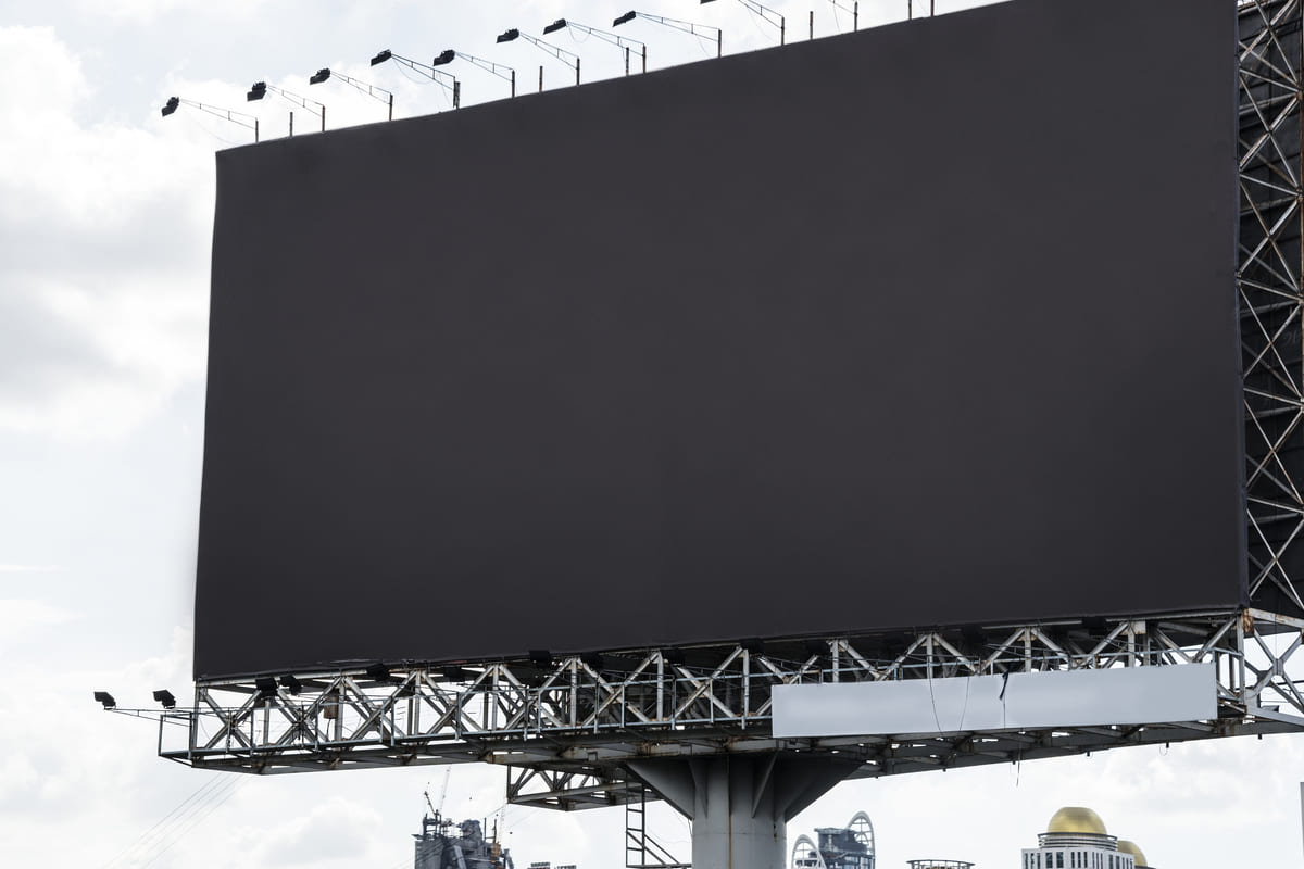 Outdoor preto: Fazer propaganda Fazer propaganda: A imagem mostra um outdoor grande