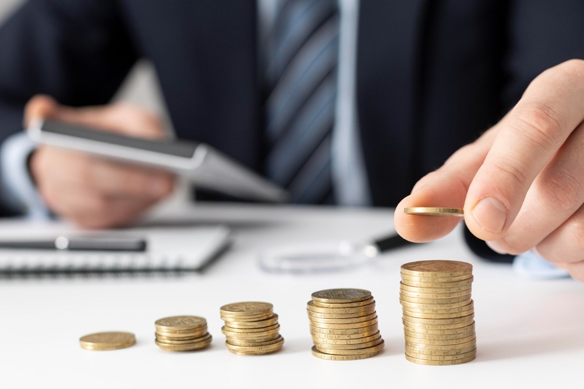 contabilizando moedas: ganhar dinheiro na internet homem sentado, contabilizando moedas