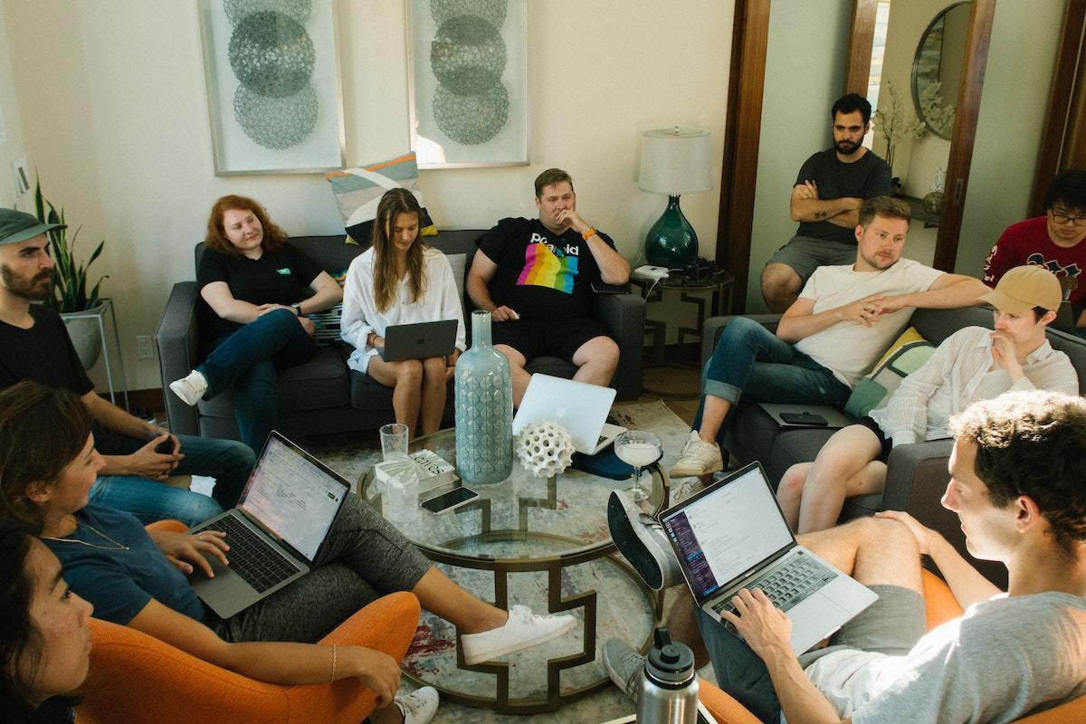 pessoas conversando: gerente de comunidade pessoas reunidas, conversando