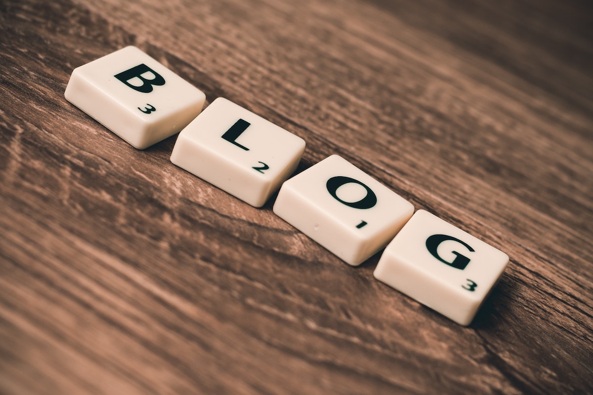blocos de letras formando o nome blog