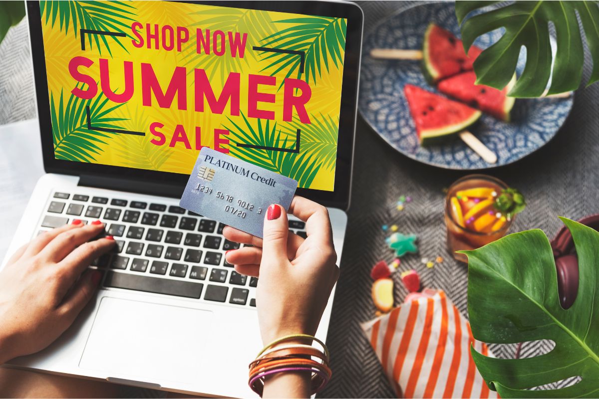 compras online: promoção no e-commerce pessoa usando o laptop para fazer compras online e segurando um cartão de crédito