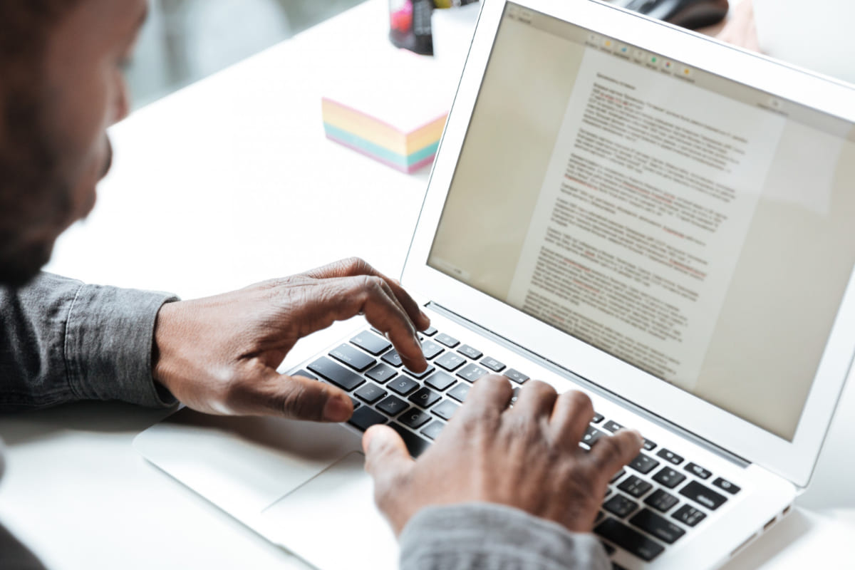 homem escrevendo: como escrever bem homem sentado, escrevendo em seu laptop