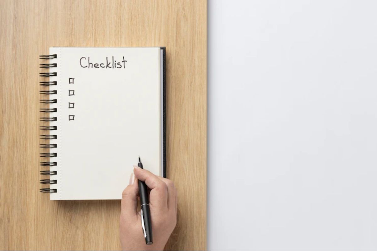 pessoa fazendo um checklist