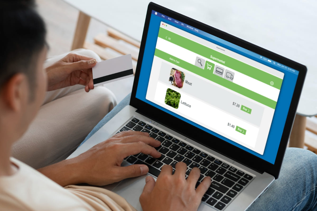 homem usando o laptop e fazendo compras online