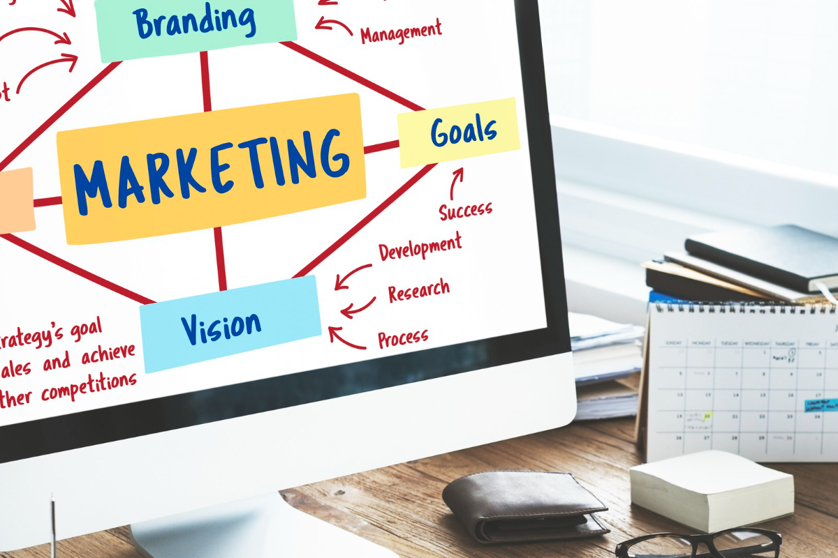 computador com tela mostrando uma estratégia de marketing