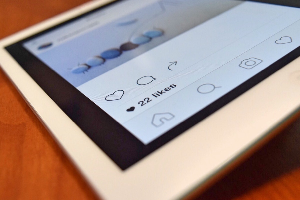 Marcas no Instagram: A imagem mostra a tela inicial do Instagram na tela de um tablet