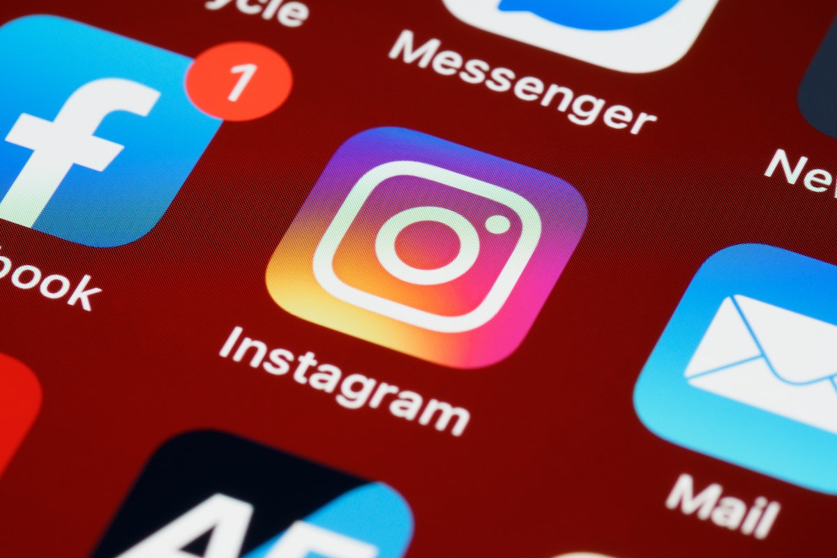 Aplicativos de smartphone: Marcas no Instagram Marcas no Instagram: A imagem mostra alguns aplicativos na tela de um smartphone.