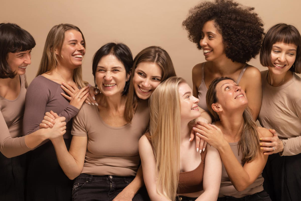 Mulheres pousando para foto: Marketing para mulheres Marketing para mulheres: A imagem mostra diferentes mulheres posando para uma foto.