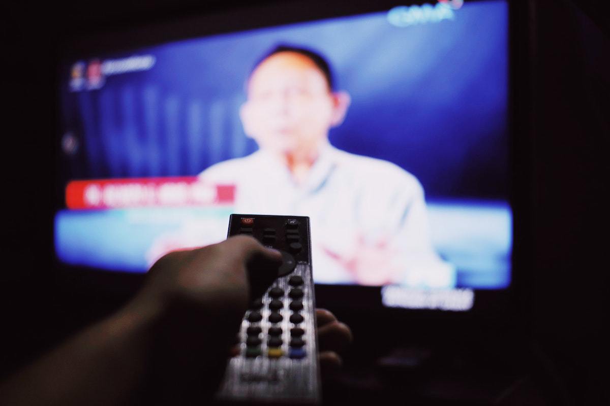 tv: midia tradicional pessoa apontando o controle para a tv