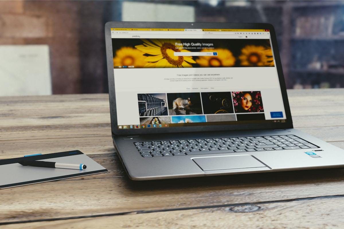notebook em cima de uma mesa com um site aberto
