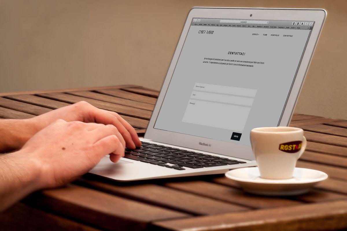 pessoa acessando um site por meio de um laptop