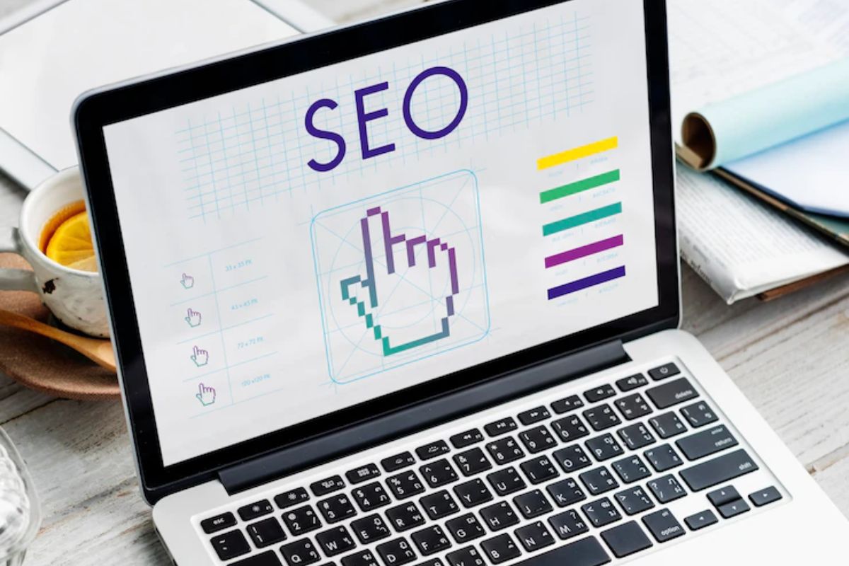 laptop com o nome seo: mitos de seo laptop com sua tela mostrando o nome seo