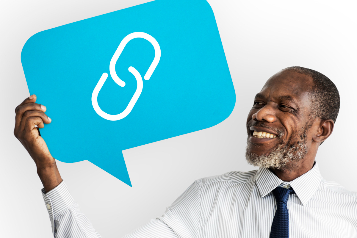 homem com placa de link: mitos do linkbuilding homem segurando uma placa azul com o símbolo de link