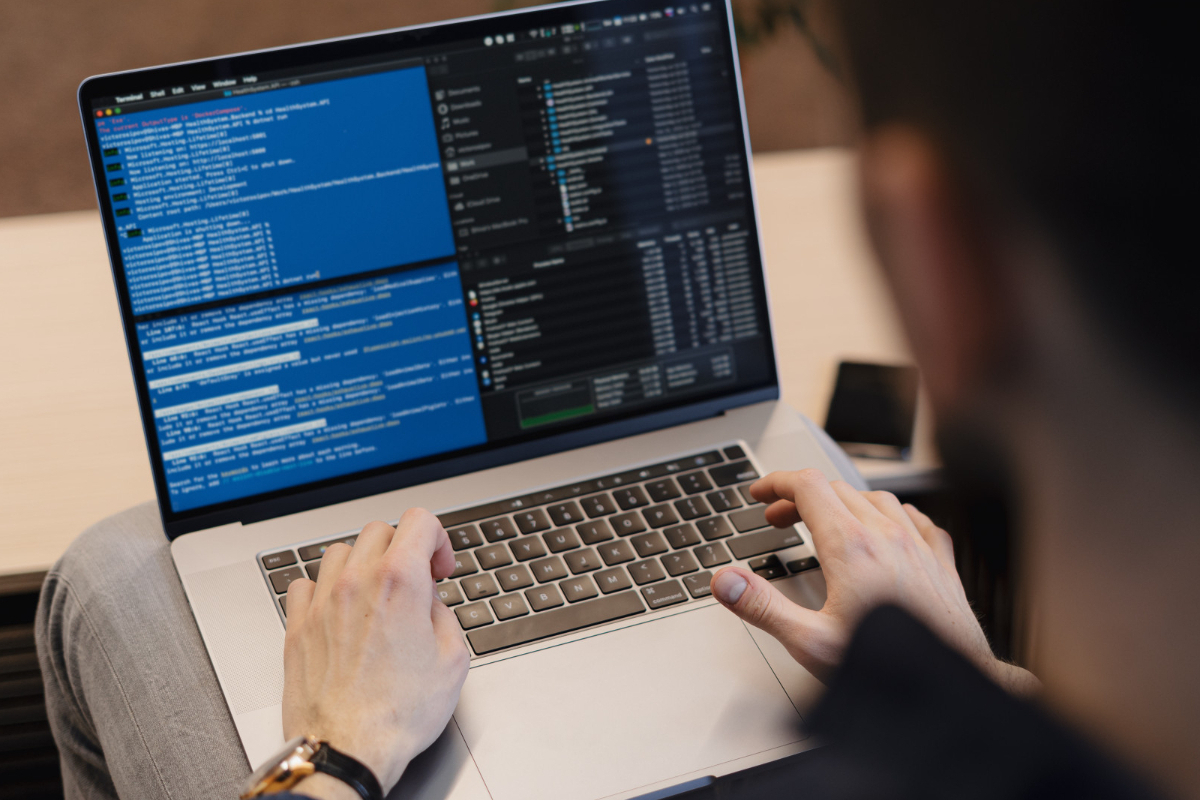 homem trabalhando em seu laptop, programando algo