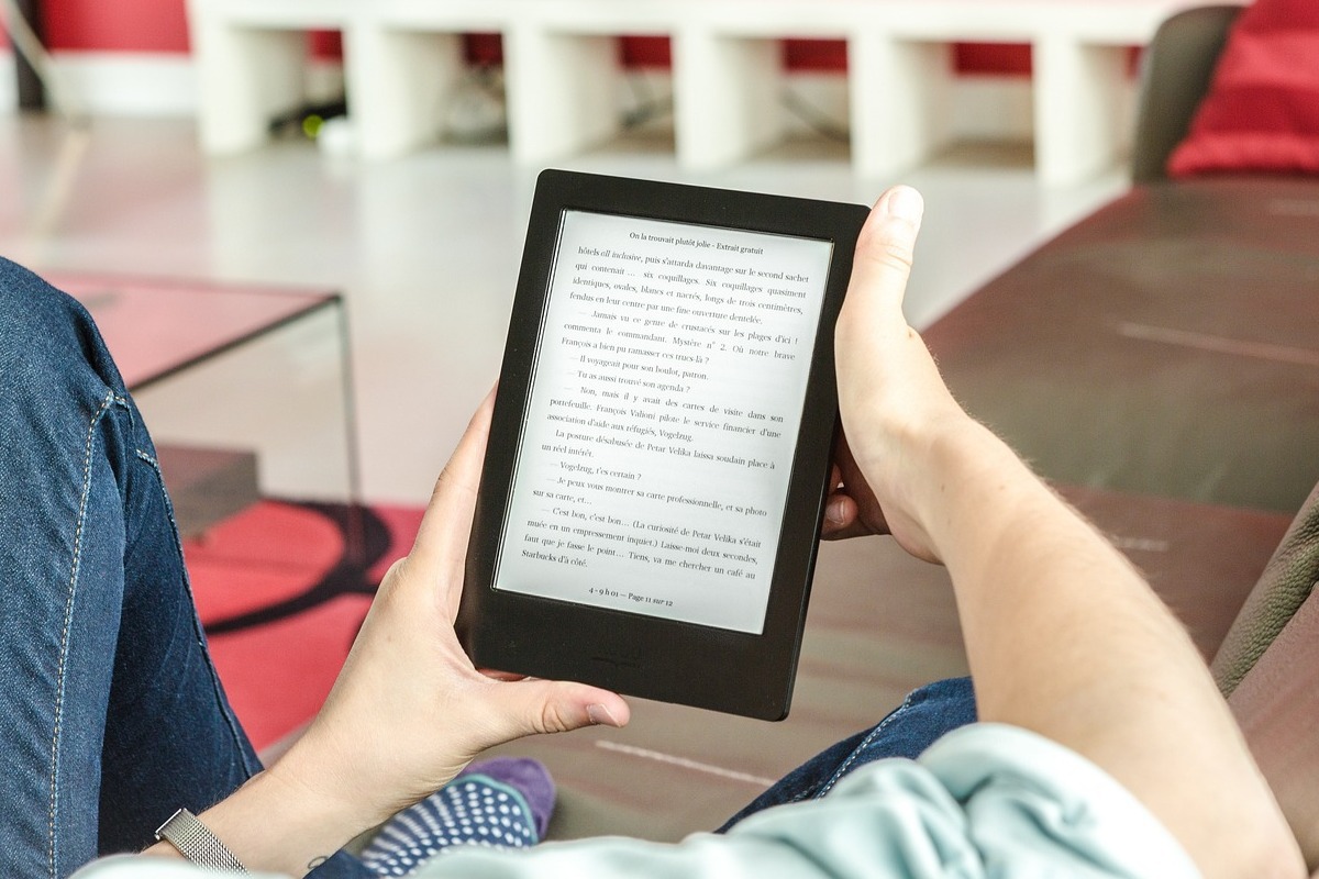 kindle: native ads homem usando um kindle para ler