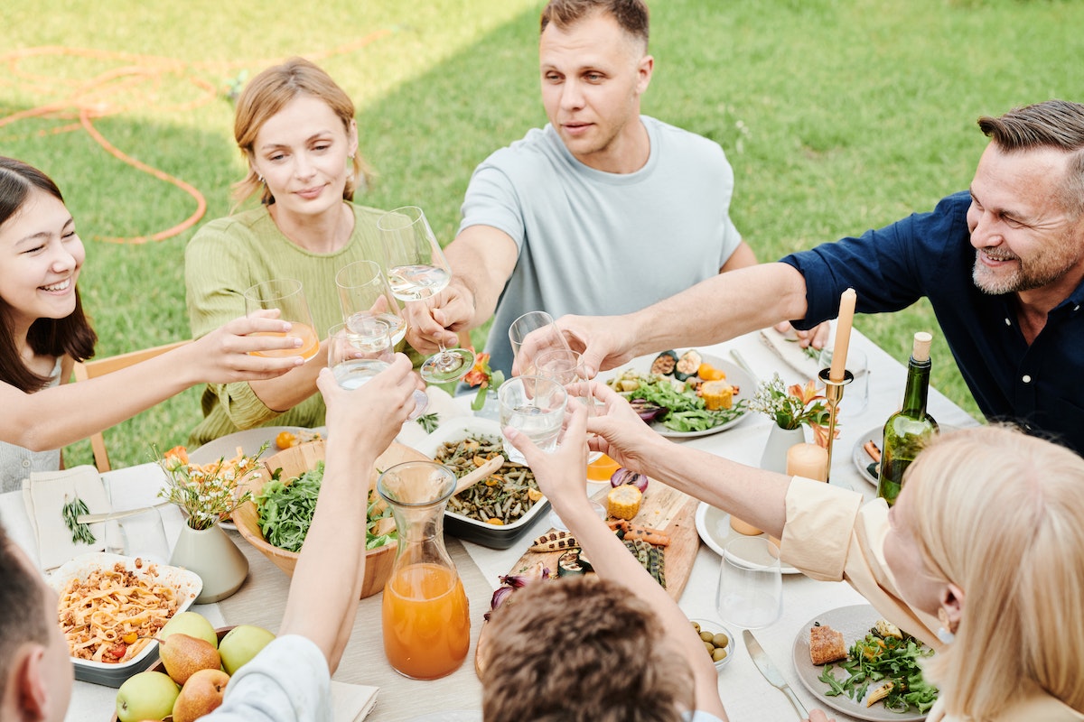 Comunicação assertiva: A imagem mostra uma família almoçando