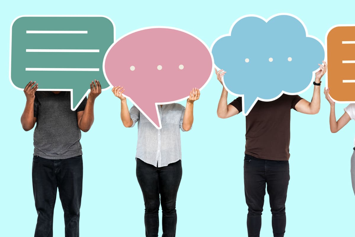 Pessoas segurando balões: Otimização de conversões para SaaS Otimização de conversões para SaaS: A imagem mostra pessoas segurando balões de questões.