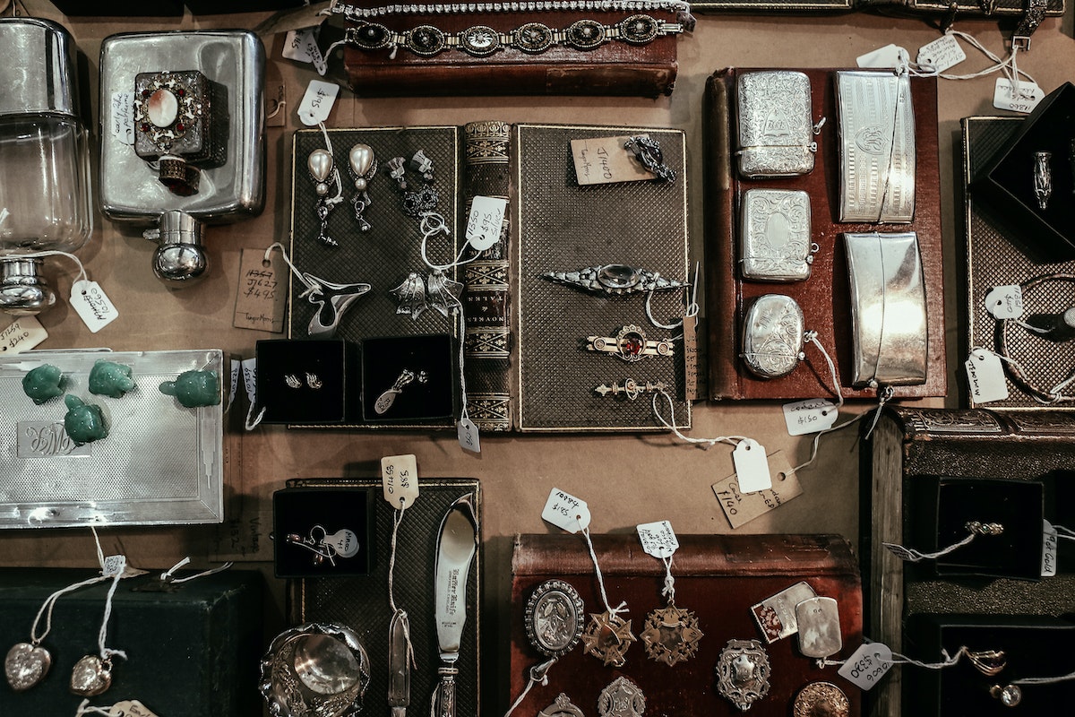 Patente: A imagem mostra vários objetos de prata etiquetados sobre uma mesa 